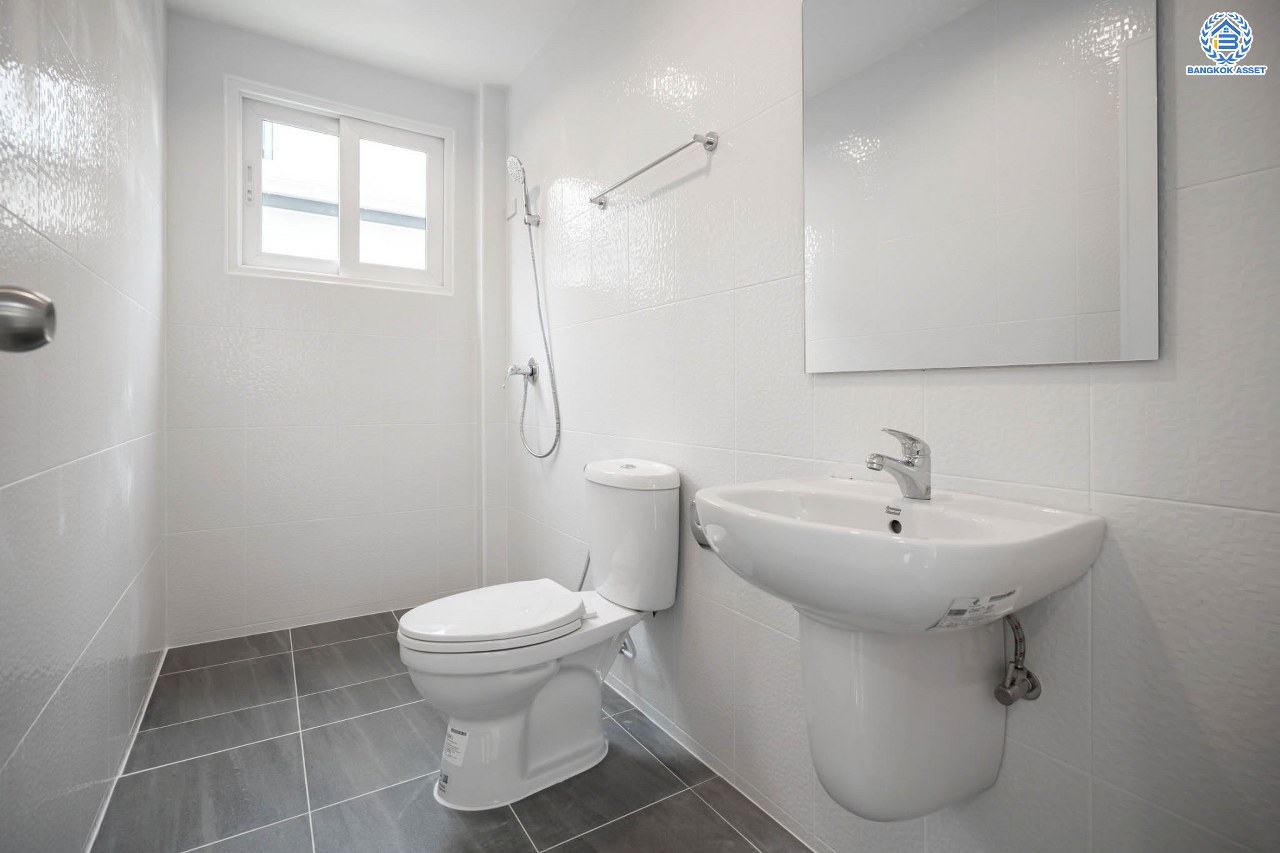 บ้านมือสองตกแต่งใหม่ โครงการ คาซ่าวิลล์ ราชพฤกษ์-แจ้งวัฒนะ จากแบรนด์ Q.House ต่อเติมครบพร้อมเข้าอยู่ เนื้อที่ 50.6 ตร.ว. ฟังก์ชันจัดเต็ม 3 ห้องนอน 2 ห้องน้ำ จอดรถได้ 2 คัน บนทำเลศักยภาพ ติดถนนราชพฤกษ์ ใกล้ทางด่วน "แจ้งวัฒนะ" และเซ็นทรัลแจ้งวัฒนะ